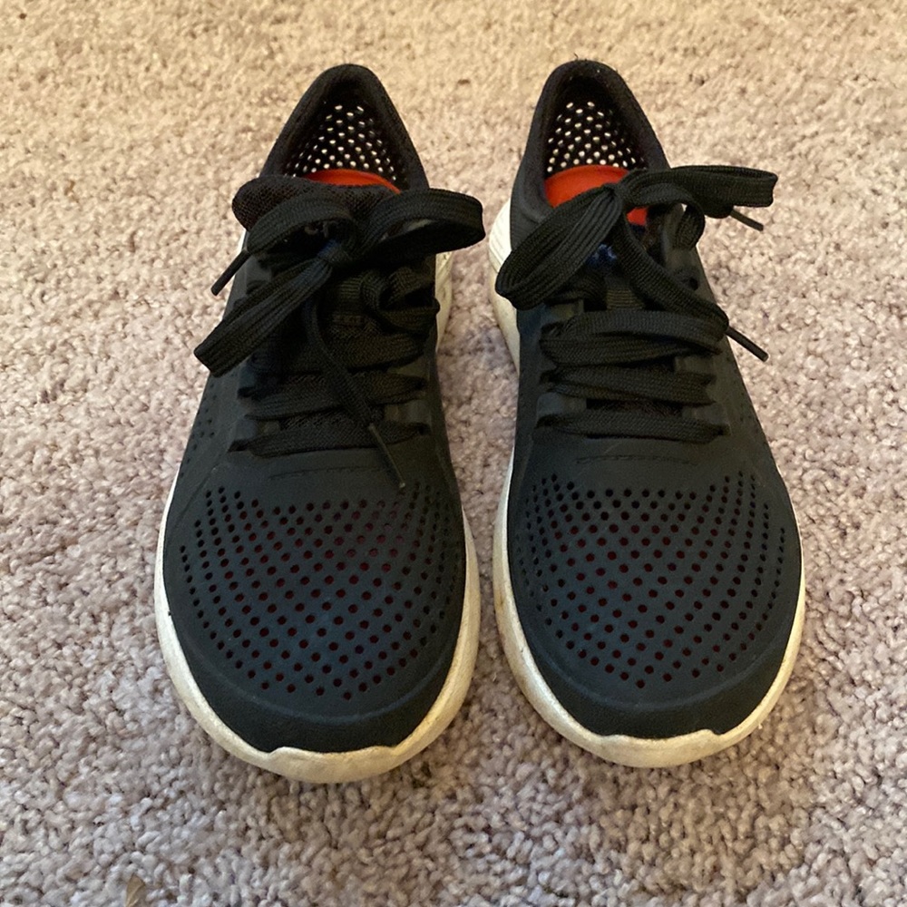 Black Crocs lite ride pacer